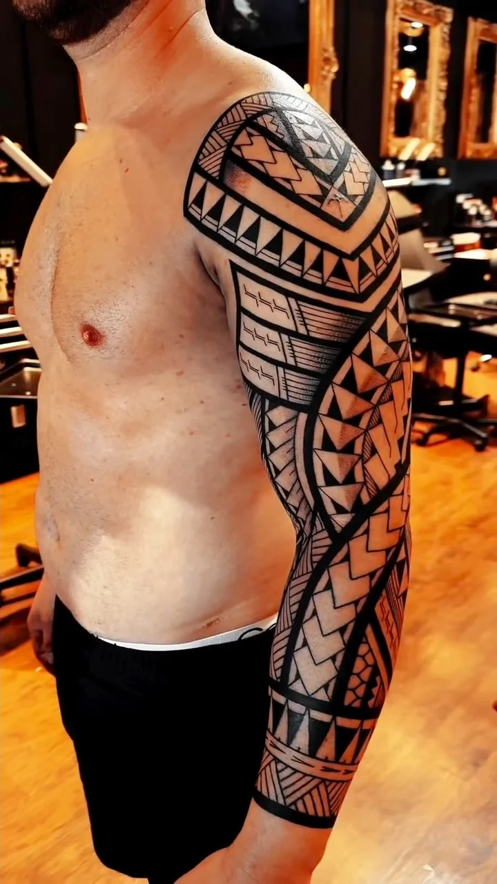 Polynesian-inspired chest and arm blackwork by Tchelo
